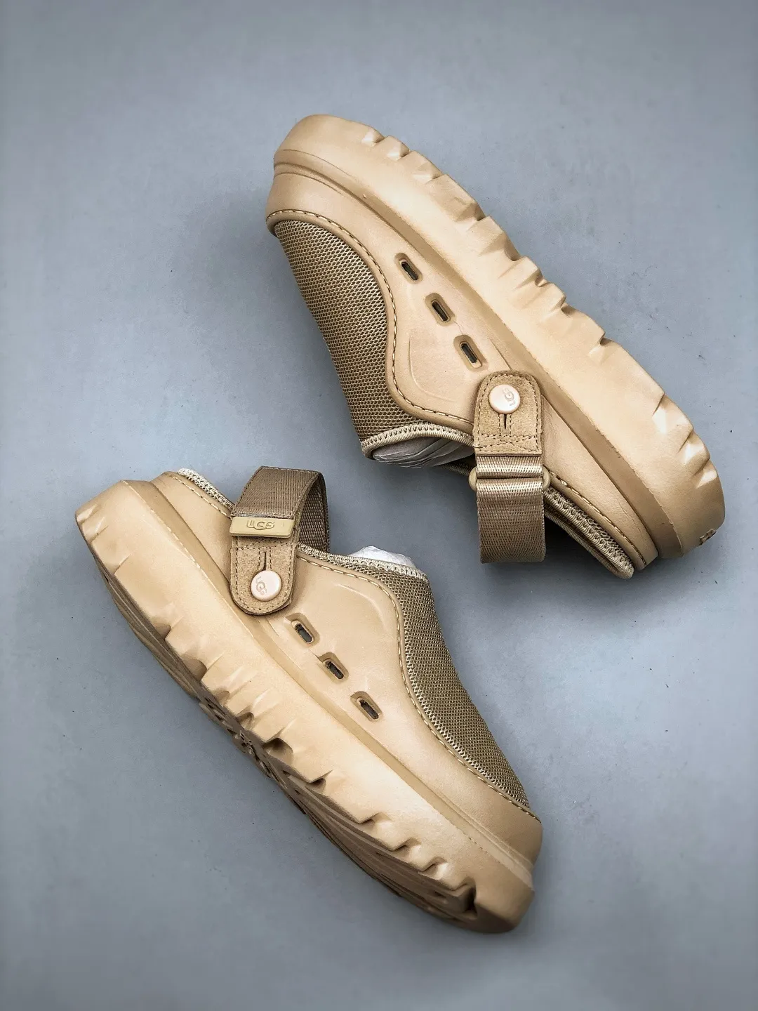 💰440 support store L/UGG summer new snow answer SKTA classic simple, comfortable and versatile, fashionable and casual, thick sole, comfortable, lightweight and breathable clog shoes, silent, wear-resistant and anti-wear. It is a vitality bomb in summer, full of youthful vitality, mesh material is breathable and light, super cool to wear in summer. Adjustable buckle design, convenient and considerate. The thick sole is non-slip and makes walking stable. Whether you are playing on the beach or strolling in the city streets, it can make you full of energy and become the center of attention ~ Size: 38-44